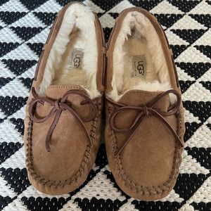 UGG slipper Size 6